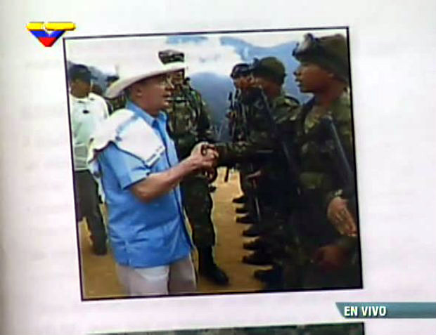 Luis Enrique García González saludando a Uribe cuando estaba en el ejército. Luego se hizo paraco