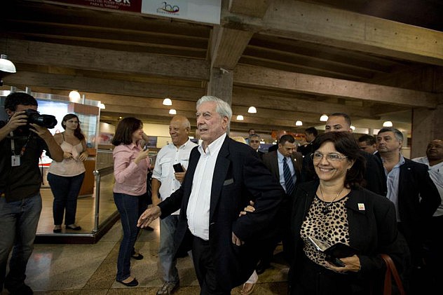 Vargas Llosa a su llegada a Venezuela.