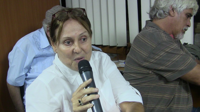 Julieta Cantos, del estado Táchira, intervino en el foro en el Celarg: ``Qué pasaría en Venezuela si se aumenta el precio de la gasolina´´