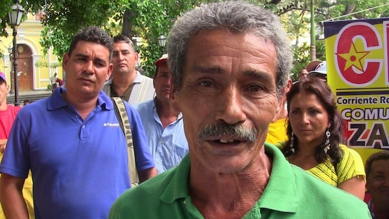 Eloy Arrieta del municipio Guardatinajas del estado Guárico, realizó graves denuncias contra el coordinador del INTI y dos generales, por despojo de tierras a campesinos,  en la Plaza Bolívar de Caracas