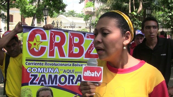 Melitza Orellana militante de CRBZ declarando en la Plaza Bolívar de Caracas