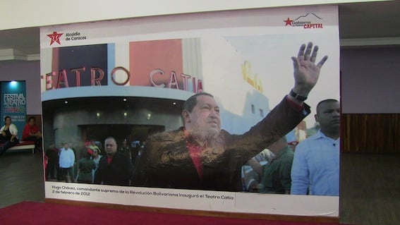 El camarada presidente hugo Chávez cuando se reinnaguró el Teatro Catia, presente.