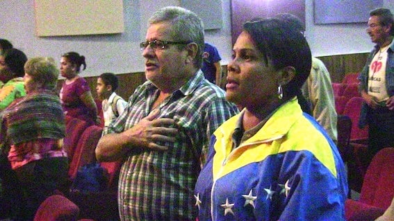 Entonando elHimno Nacional en la reunión del  PSUV en el Teatro Catia