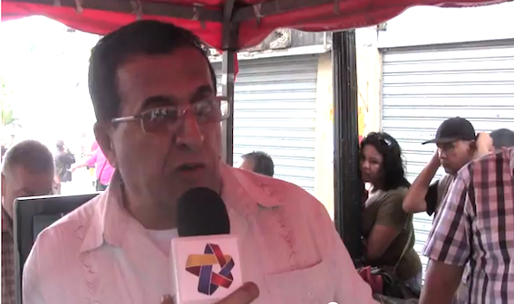 Antonio Pérez Padrón en el programa El ADN de La Noticia desde la Esquina Caliente en la Plaza Bolívar de Caracas, denunciando el robo electrónico de que fueron objeto, varios ciudadanos, en el Banco de Venezuela