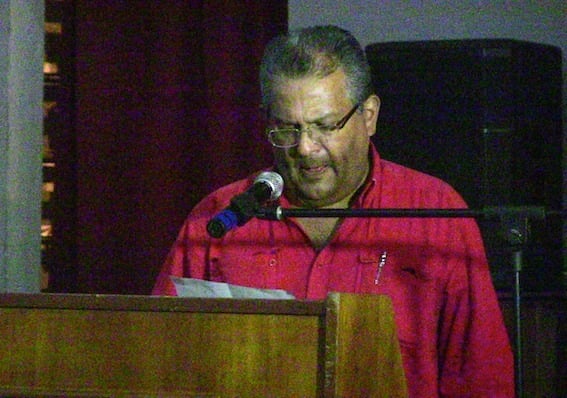 Pedro Infante, de la Tribuna Anti imperialista Hugo Chávez, presentó alos ponentes en la reunión del PSUV en el Teatro Catia