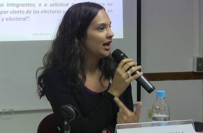 Alexandra Martínez de la Fundación Rosa Luxemburgo, moderó el foro en el Celarg: ``Qué pasaría en Venezuela si se aumenta el precio de la gasolina´´