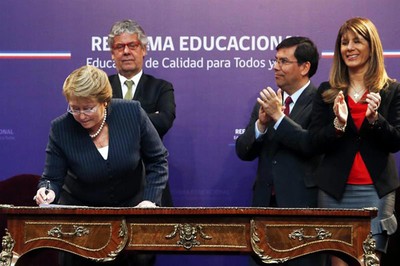 La presidenta Bachelet firmó el proyecto de reforma educativa que contempla la educación gratuita.