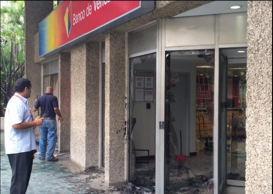 Grupos violentos destruyeron sede del Banco de Venezuela de Los Palos Grandes.