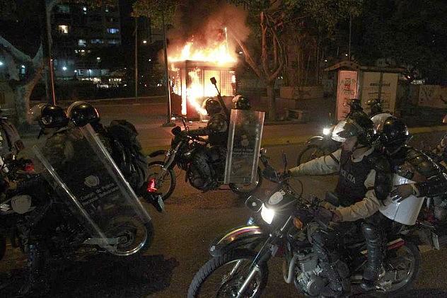 Efectivos policiales arriban a Altamira, luego de que opositores incendiaran caseta de MetroBus en la Plaza Francia.