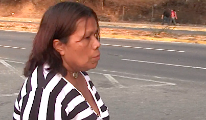 Esta señora con una traqueotomía tuvo  que caminar casi un Km para llegar a su casa en Antímano