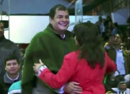 El presidente Correa "echando un pie" con Eva Golinger.