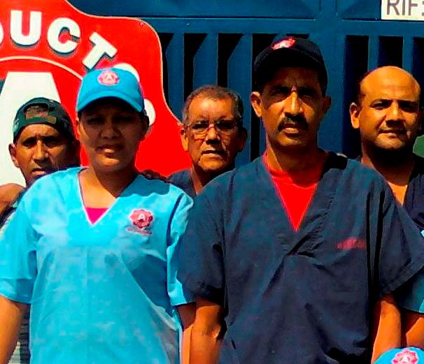 Ángel Mago junto a trabajadores de Atún Paraguaná