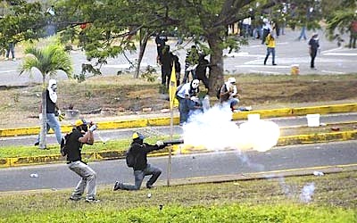 Esta imagen muestra a los violentos estudiantes de derecha disparando con morteros