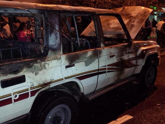 Un grupo violento prendió fuego este viernes a un vehículo del Ministerio para el Transporte Terrestre (MPPTT) que se disponía a entrar a la sede de la institución, ubicada en Chacao, Caracas, y en el que se encontraban dos trabajadores.
