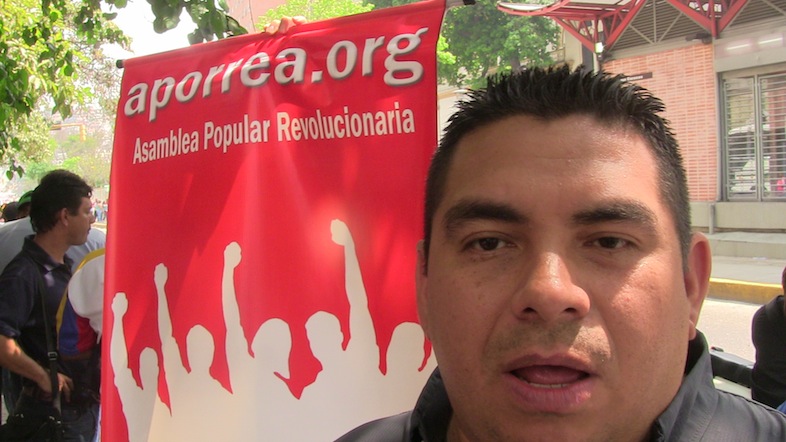 Cristian Pereira presidente de la Federación de Trabajadores de la Industria Automotriz declarando para Aporrea.org en la marcha de los trabajadores, el 1ero de mayo, en Caracas