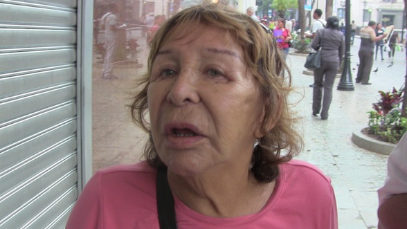 Olga Pérez, le pidió al presidente Maduro que la ayude pues le robaron su plata en el Banco de Venezuela y el Banco no quiere responder.