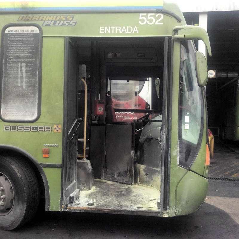 Así quedó el Metrobus atacado por terroristas opositores armados, quienes además quemar a al chofer, lanzaron molotov a los usuarios