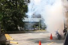 Grupos violentos atacan la sede de Mintur en Caracas (14-05-2014)