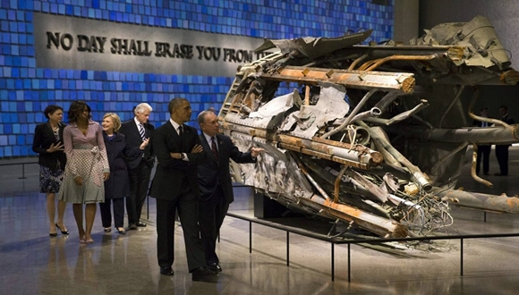 Obama en la apertura del museo acompañado de su esposa y los Clinton.