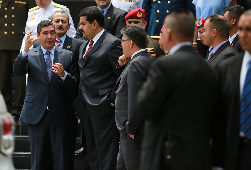 Presidente Maduro y el ministro Miguel Rodríguez Torres en el Panteón Nacional