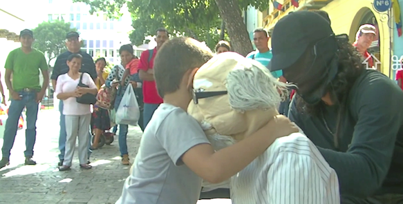 Abrazando a don José, el abuelo, en un día asoleado en el centro de Caracas