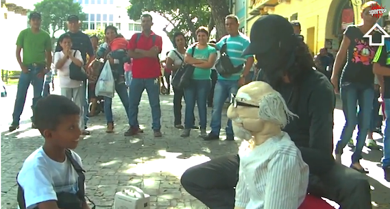 Don José repartiendo consejos a niños y adultos en el centro de Caracas