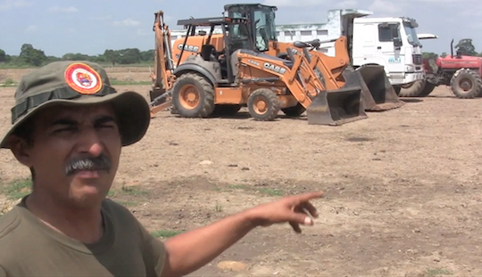 José Tapia Coirán, sargento de la milicia Bolivariana, muestra parte de la maquinaria para el trabajo agrícola  en el Fundo Zamorano Bachiller Rodríguez