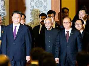 Los presidentes de China y Myanmar, Xi Jinping y U Thein Sein, junto al vicepresidente indio Hamid Ansari