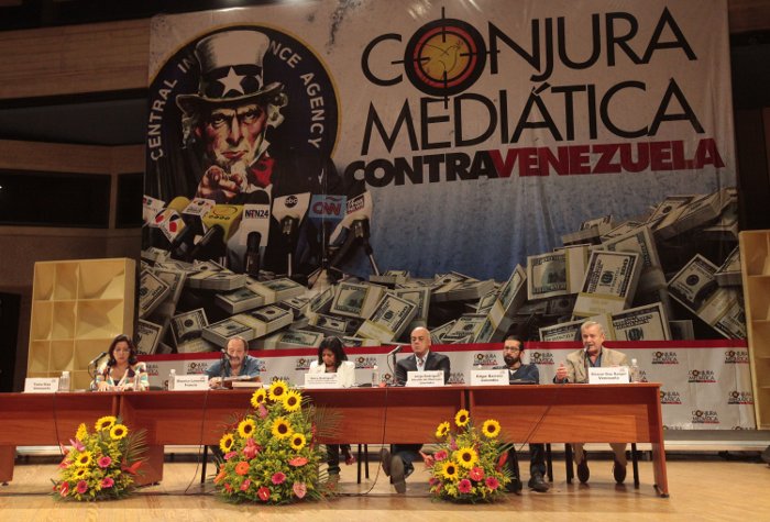 Foro "Conjura Mediática" en Caracas