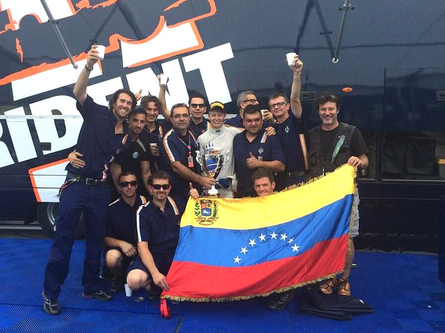 Johnny Cecotto y su equipo Trident orgullosos de portar la bandera de Venezuela