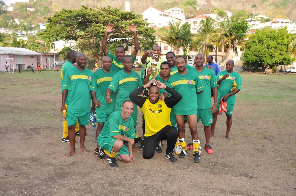 El equipo de Grenada posando con el trofeo