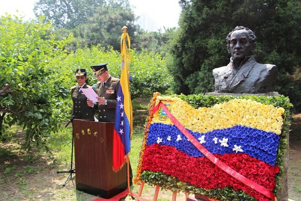 Se entregó una ofrenda floral ante el busto del Libertador Simón Bolívar, ubicado en el Museo Jintai de Beijing.