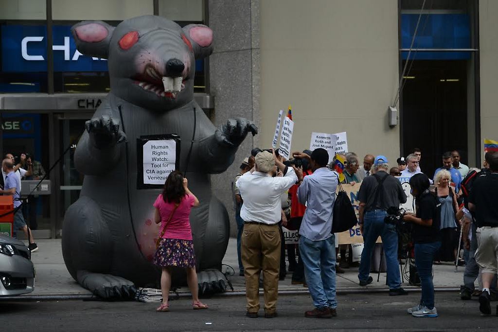 Manifestantes llevaron una rata gigante a las puertas de las oficinas de Human Rights Watch, simbolizando sus políticas antivenezolanas