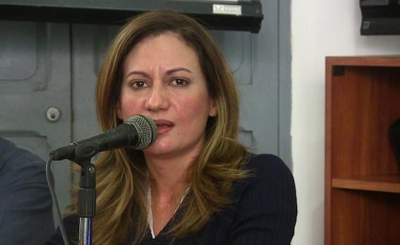 Liskel Chacín, periodista, docente universitaria de la UBV y miembro del equipo de Colarebo moderó el Conversatorio
