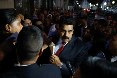 Presidente Maduro con el texto que según el CTT de la ELAM le fuera entregado en un acto público