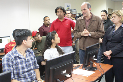 el Ministerio de Educación Universitaria, el ministro Ricardo Menéndez hizo entrega de cien computadoras a la UBV.