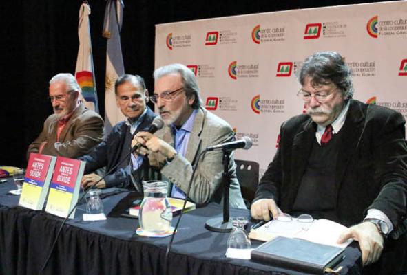 Alí Rodríguez Araque, durante el acto de presentación de su libro “Antes que se me olvide” acompañado por  Juan Carlos Junio, Fernando Buen Abad y  Atilio Alberto Borón.