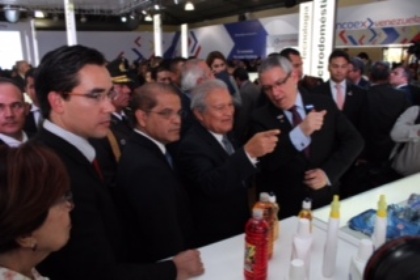 Junto al mandatario salvadoreño estaba el ministro del Poder Popular para el Comercio de Venezuela, Dante Rivas