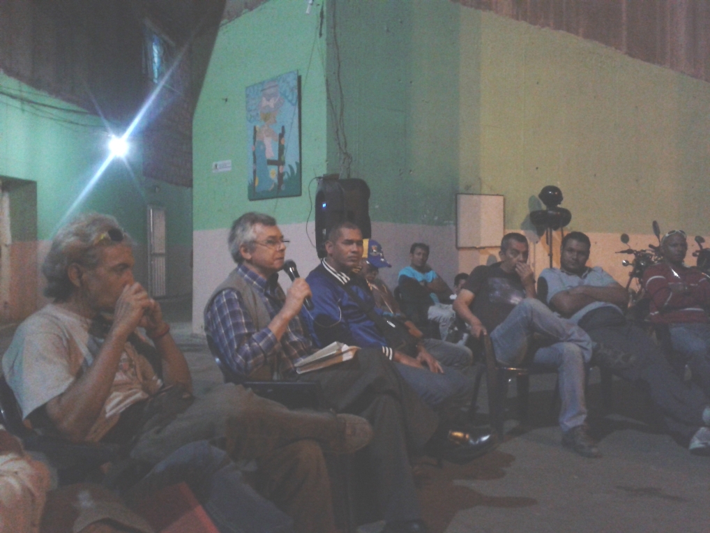 Dirigentes comunitarios de la Torre de David durante la intervención de Gonzalo Gómez