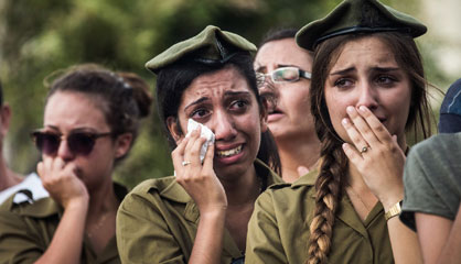 oldados israelíes lloran en el funeral por un compañero muerto en la ofensiva.
