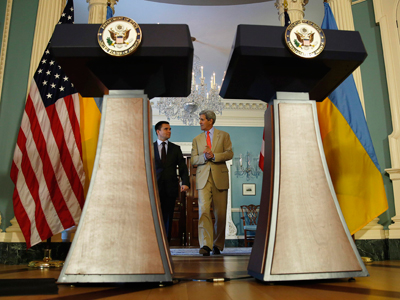 Los jefes de la diplomacia de Washington, John Kerry, y de Kiev, Pavlo Klimkin, tras reunirse este martes