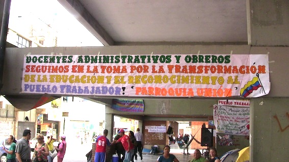 Docentes, administrativos y obreros seguimos en la lucha dice este cartel en la toma de la zona educativa del estado Lara