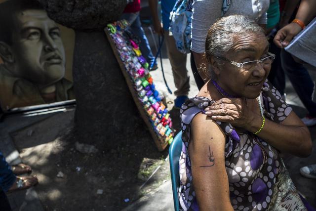 La señora Pilar Rodríguez con la firmadel Comandante Chávez tatuada en su piel