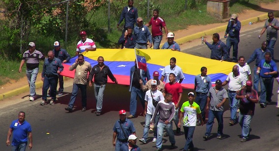 La Bandera Nacional presente en la marcha de los Sidoristas en Puerto Ordaz