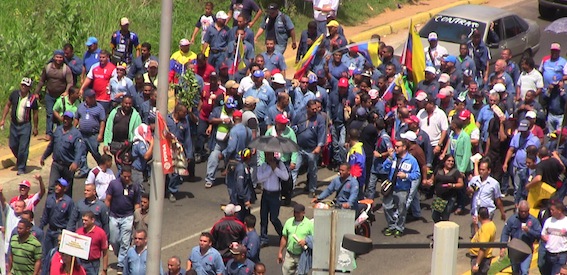 Nutrido grupo de entusiastas en la marcha de los Sidoristas en Puerto Ordaz