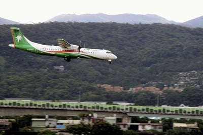 El avión, un bimotor ATR 72, se estrelló al intentar un aterrizaje de emergencia en el aeropuerto de Magong.