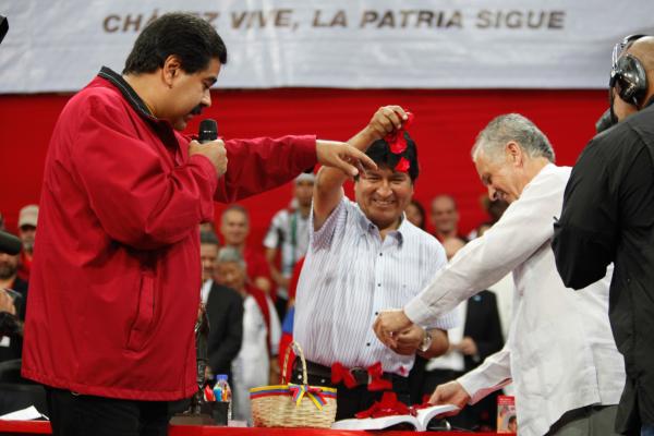 Presidentes Maduro, Morales y el autor del libro, Germán Sánchez Otero
