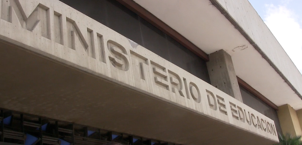 Fachada de la sede del ministerio del Poder Popular para la Educación en Caracas, tomado por el Colectivo de Lucha de Trabajadores de la Educación del estado Lara