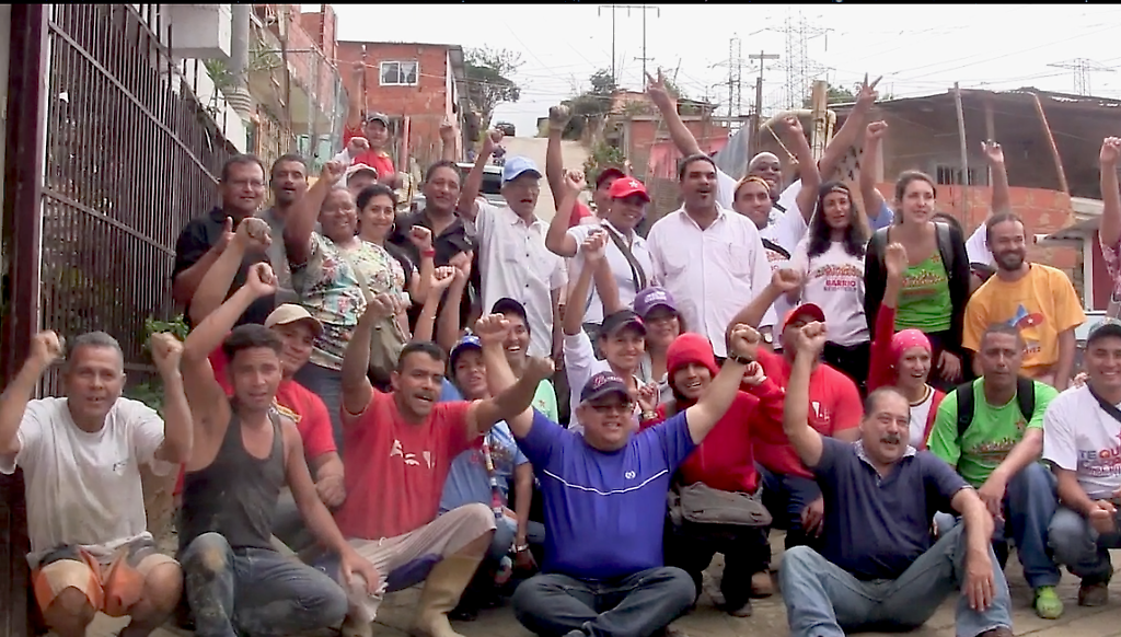 El Equipo de la GMBNBT-Alcaldía de Caracas junto a algunos miembros de la comunidad de Cristo es la Puerta