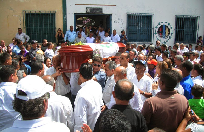 amigos y vecinos de río caribe despiden al alcalde antes de su entierro.